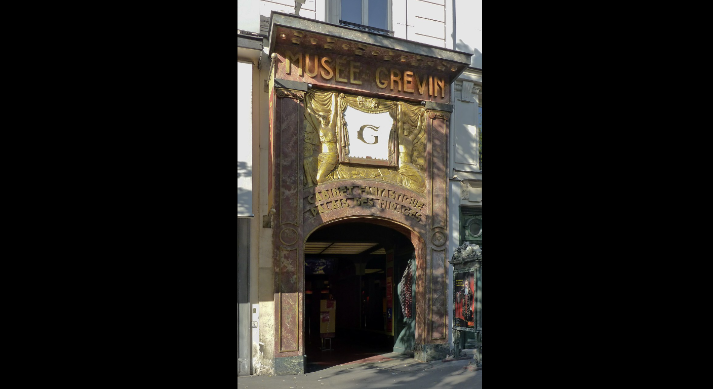 Wejście do Musée Grévin, fot. Autorstwa Photo: Myrabella / Wikimedia Commons, CC BY-SA 3.0, https://commons.wikimedia.org/w/index.php?curid=8478203