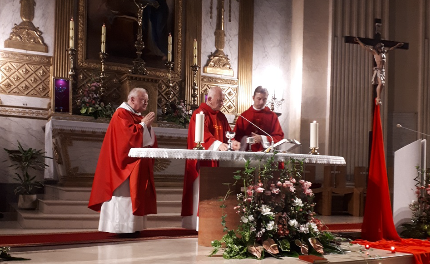 Ks. dr Wacław Szubert (pierwszy z lewej) na Mszy św. w intencji członków Stowarzyszenia Obrońców Krzyża, 2021, fot. Grażyna Aloszko