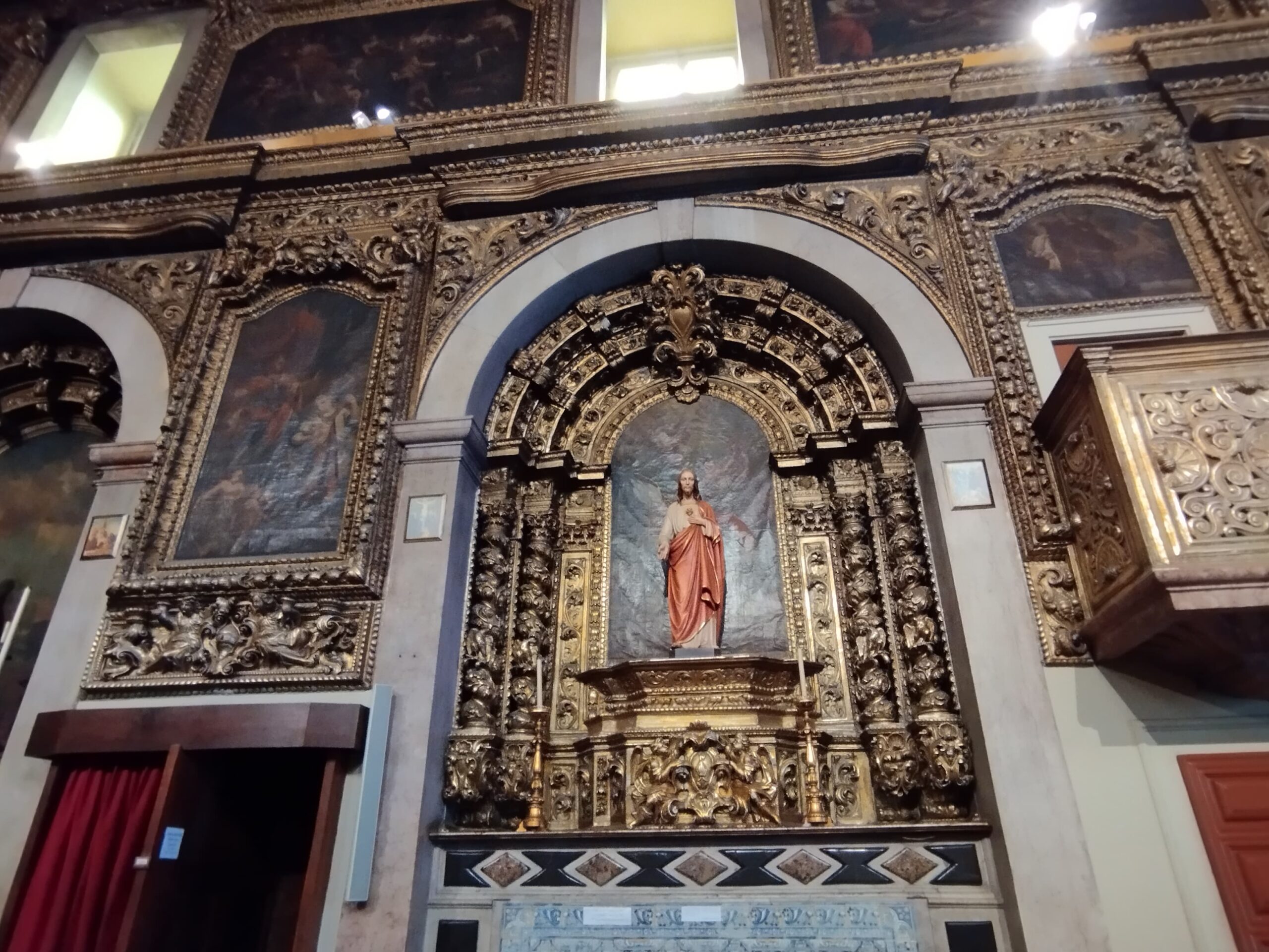 We wnętrzu kościoła Matki Bożej Anielskiej w Lizbonie, fot. Polskifr.fr / Artur Hanula