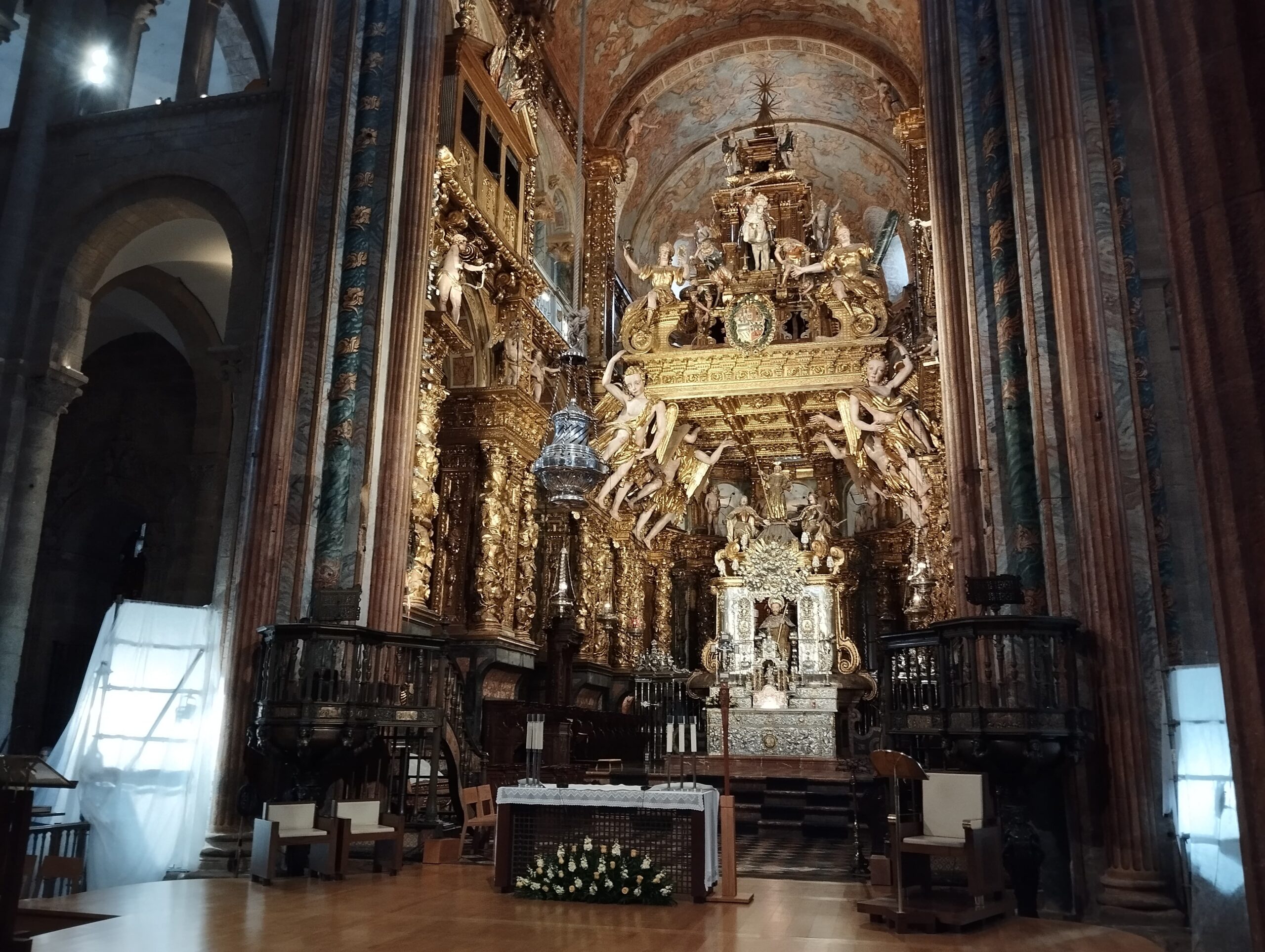 Ołtarz główny katedry w Santiago de Compostela ze słynną figurą św. Jakuba, fot. Polskifr.fr / Artur Hanula