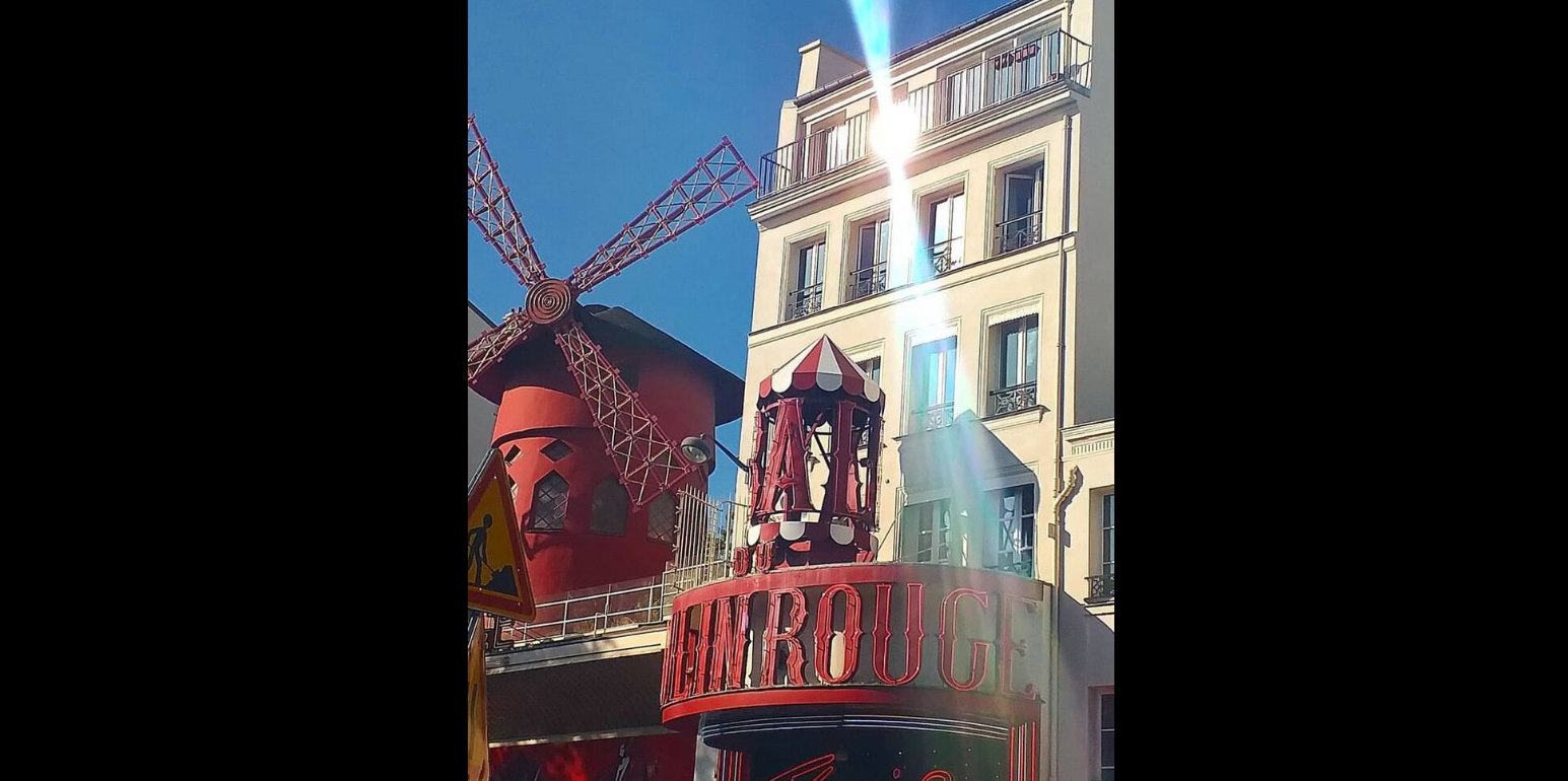 Moulin Rouge (2021), fot. Autorstwa Quitkidbreed - Praca własna, CC BY-SA 4.0, https://commons.wikimedia.org/w/index.php?curid=142652110