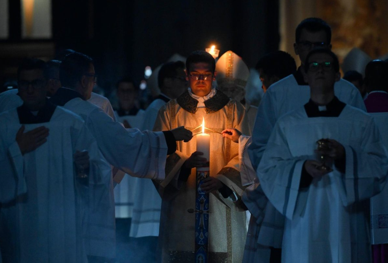 Liturgia wigilii paschalnej, podczas której dorośli neofici przyjmują chrzest, fot. Vatican Media