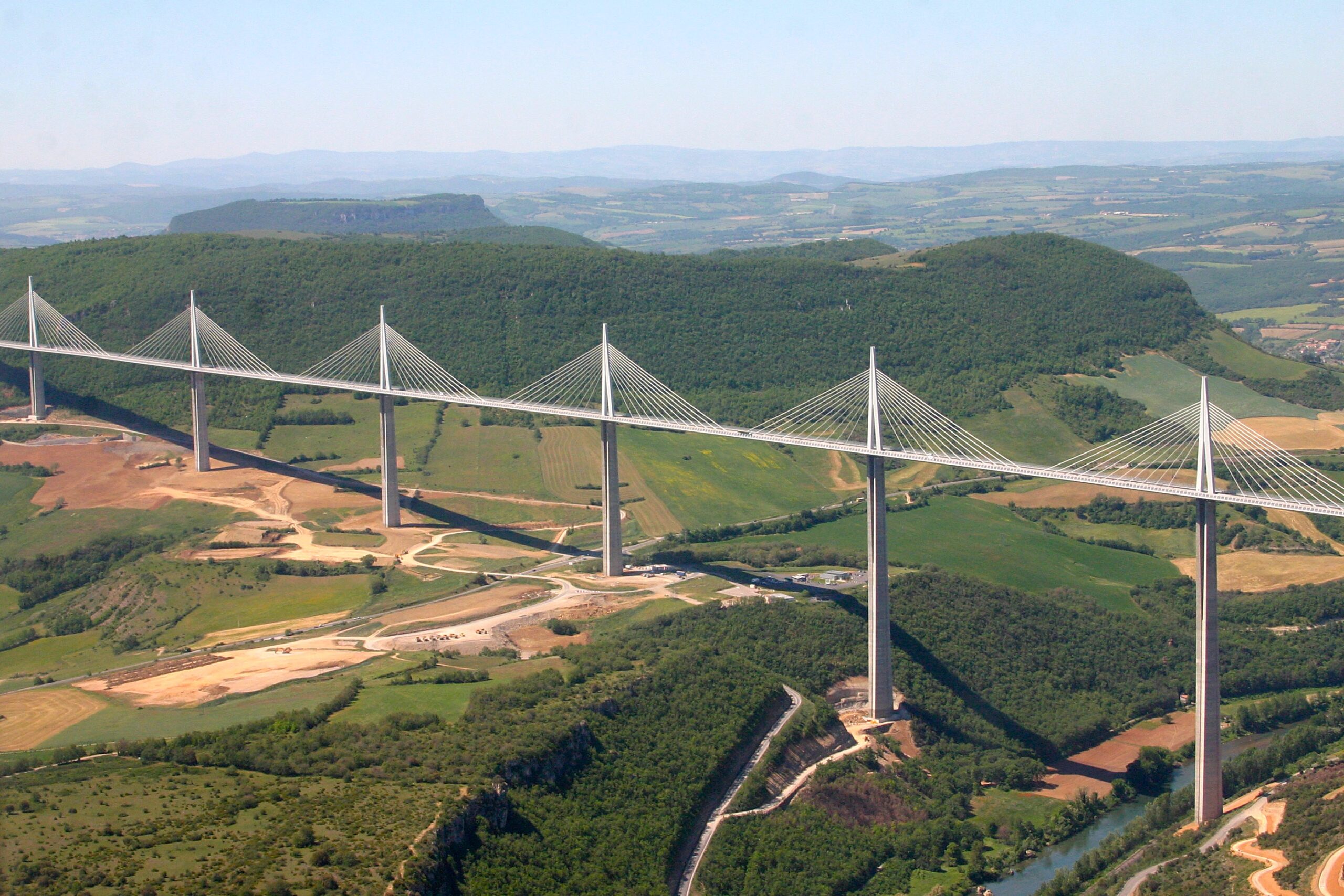 Wiadukt Millau, fot. Autorstwa Mike Lehmann, Mike Switzerland 10:38, 14 March 2008 (UTC) - fr:File:ViaducdeMillau.jpgzobacz też: commons:File:ViaducdeMillau.jpg, CC BY-SA 2.5, https://pl.wikipedia.org/w/index.php?curid=4067044
