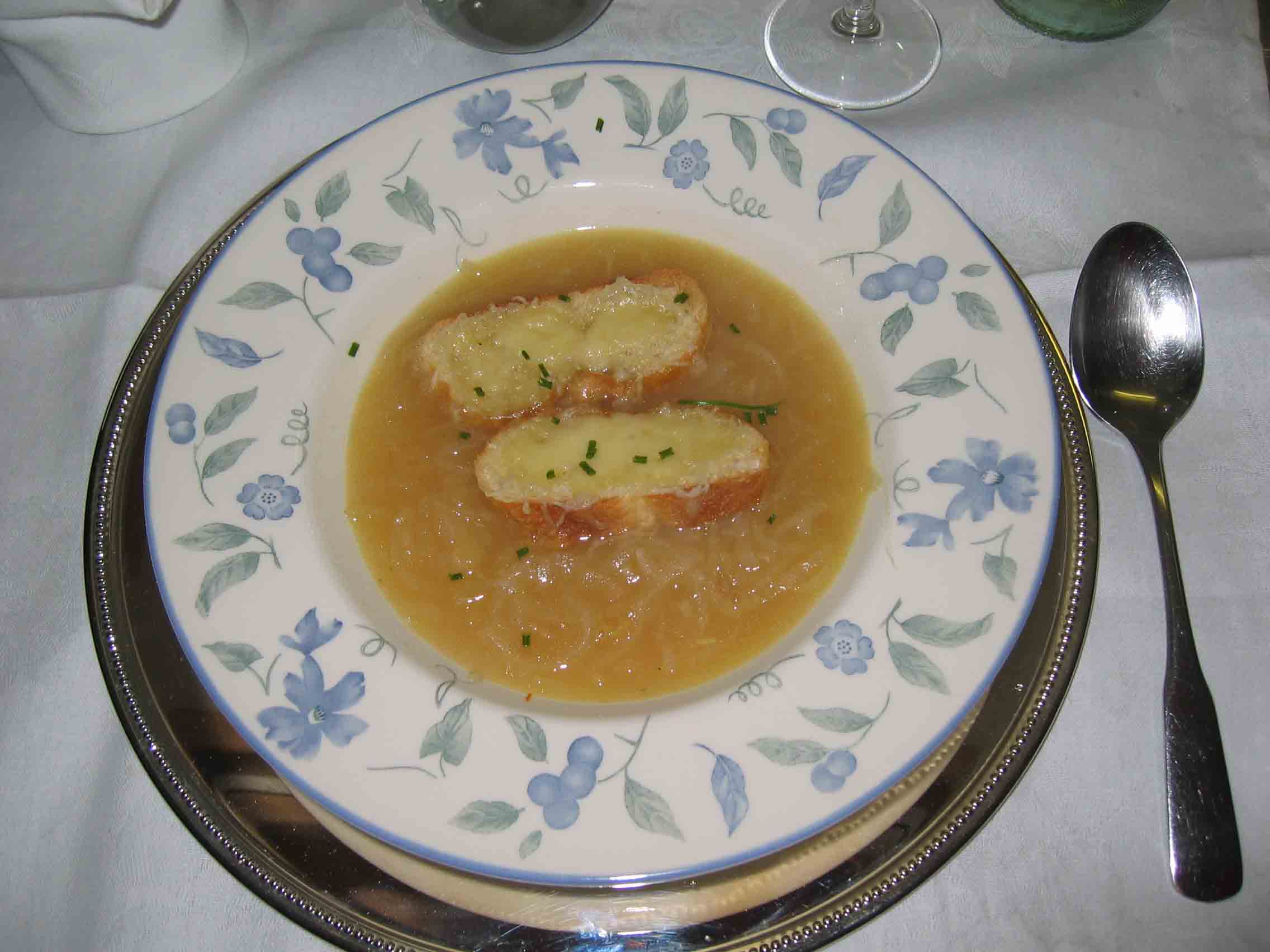 Francuska zupa cebulowa z grzankami, fot. Autorstwa Vodesnet - Praca własna, CC BY-SA 3.0, https://commons.wikimedia.org/w/index.php?curid=4405911