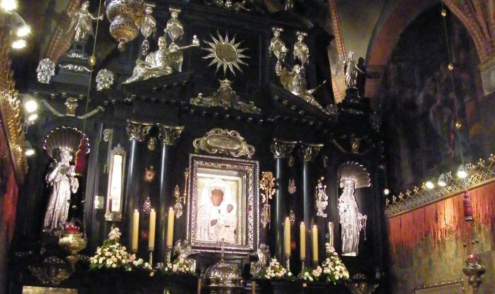 Widok na ołtarz główny w kaplicy z obrazem Matki Boskiej Częstochowskiej, fot. Autorstwa Aneta Lazurek - Praca własna, CC BY-SA 3.0 pl, https://commons.wikimedia.org/w/index.php?curid=35819100