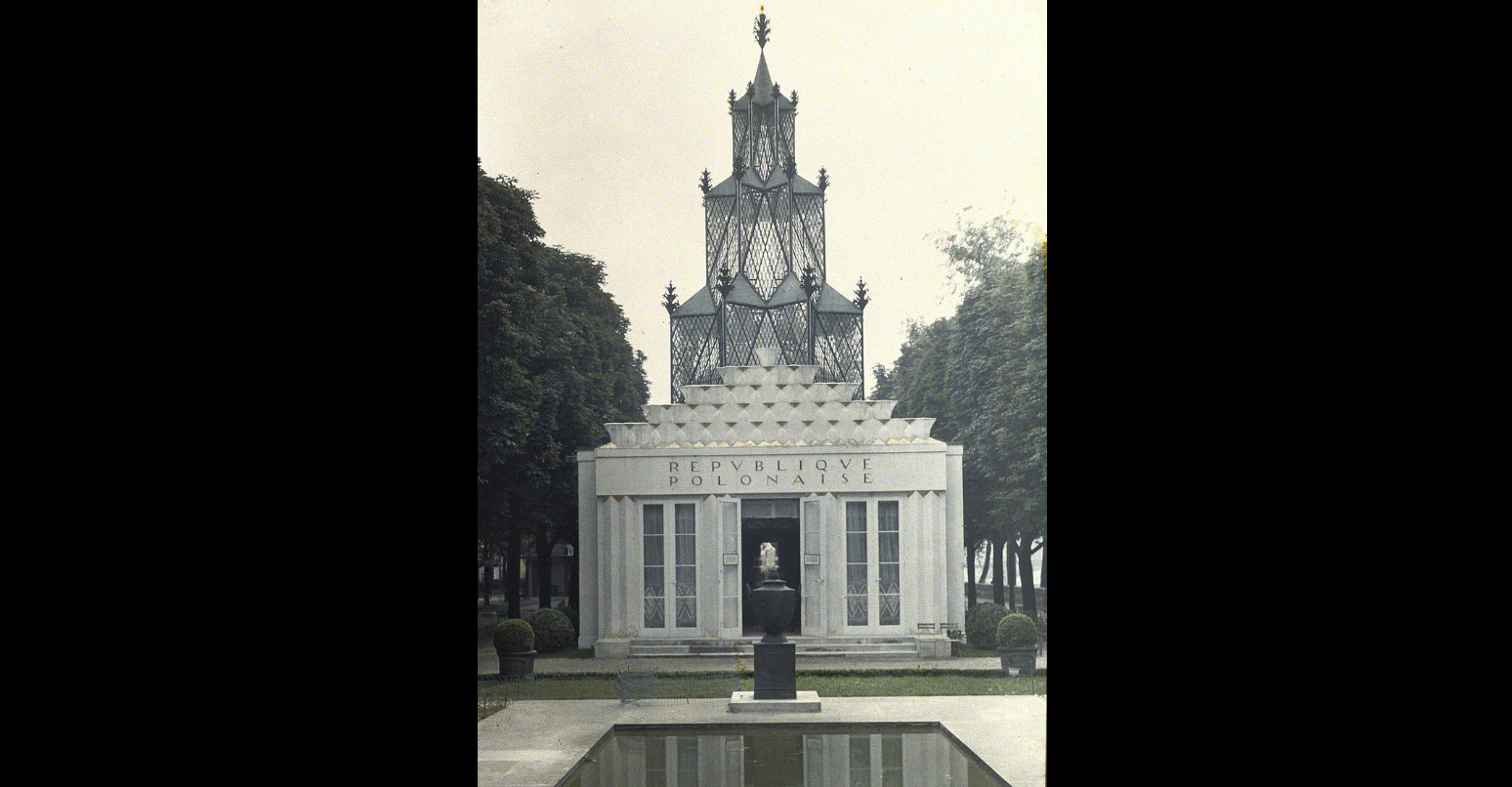 Polski pawilon Józefa Czajkowskiego w Paryżu, 1925 (Autochrome Lumière), fot. Wikimedia (domena publiczna)