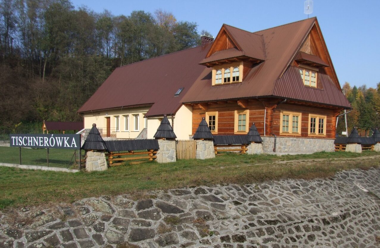 Izba Pamięci ks. prof. Józefa Tischnera w Łopusznej, tzw. Tischnerówka, fot. Autorstwa Jerzy Opioła - Praca własna, CC BY-SA 4.0, https://commons.wikimedia.org/w/index.php?curid=5003944