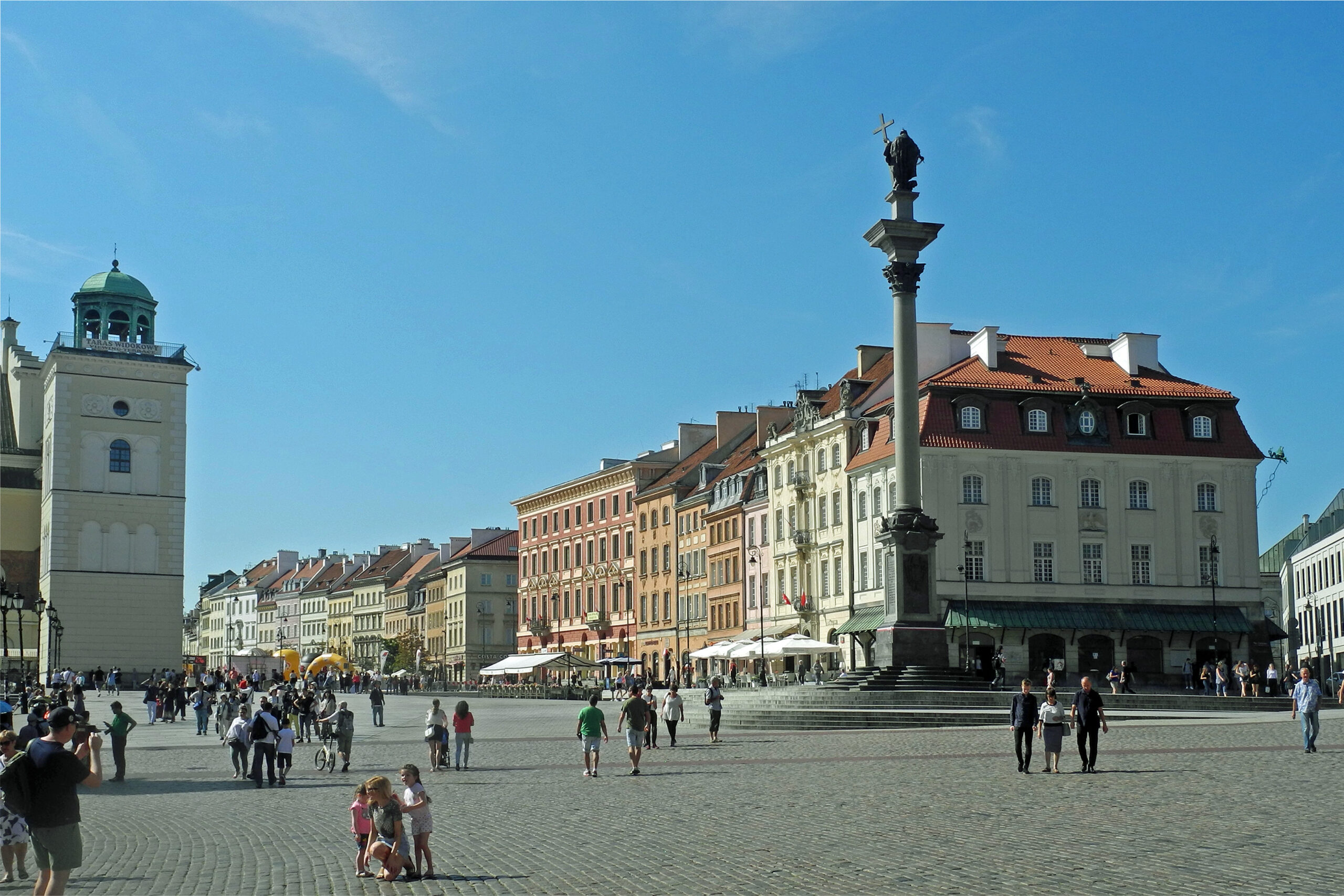 Kolumna Zygmunta i plac Zamkowy, widok od strony wschodniej, fot. Autorstwa SchiDD - Praca własna, CC BY-SA 4.0, https://commons.wikimedia.org/w/index.php?curid=81436092