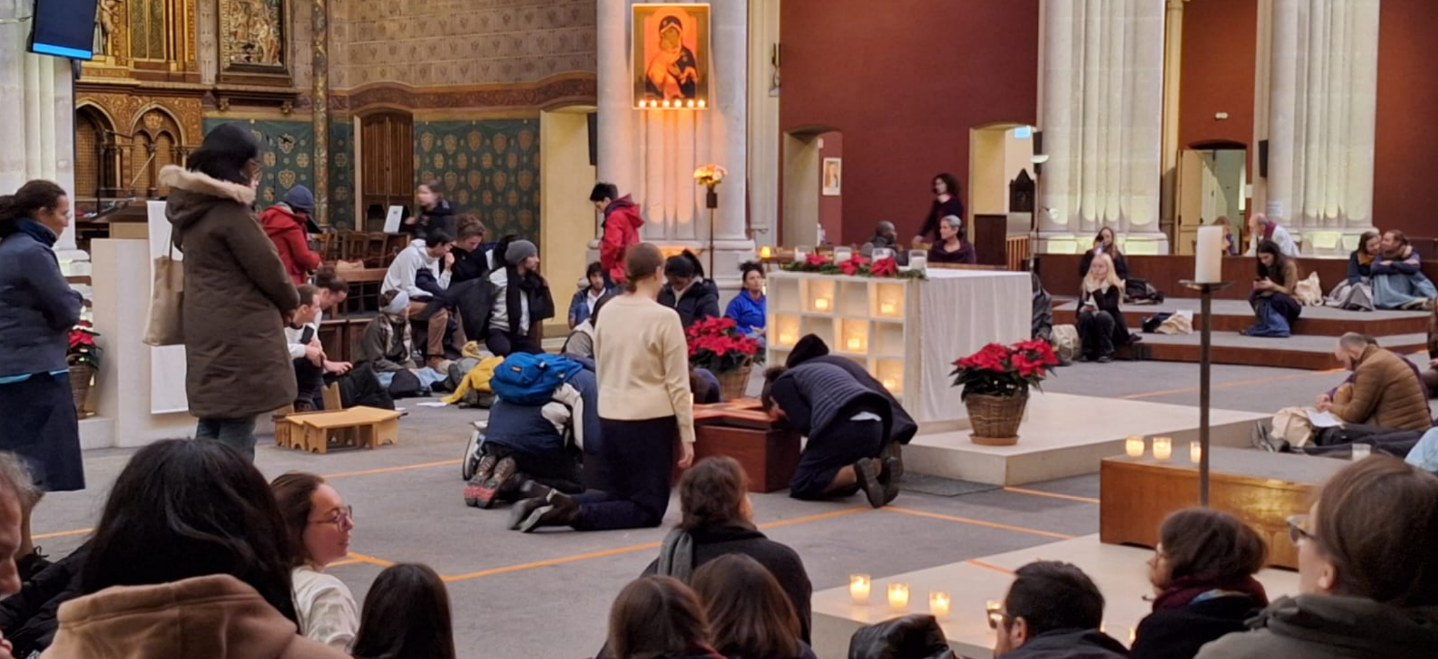 Modlitwa w kościele Saint-Ignace w Paryżu, fot. Robert Karpiński