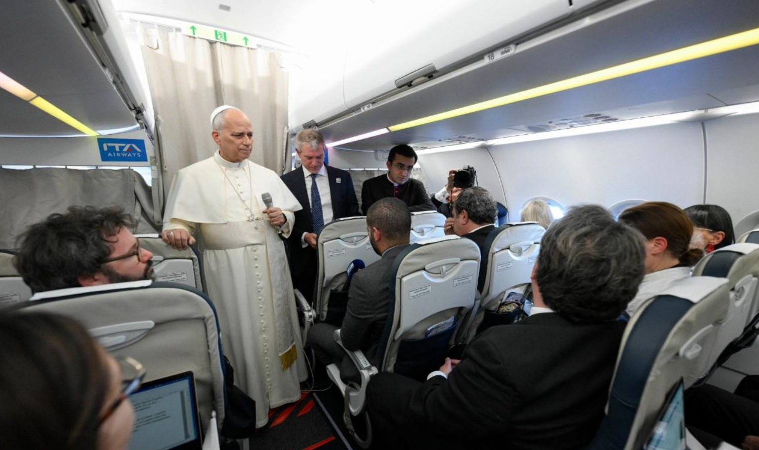 Leon XIV w samolocie, fot. Vatican Media