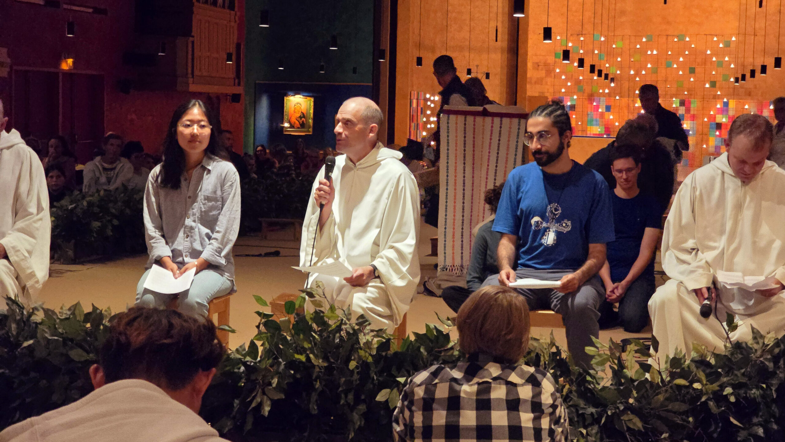 Brat Matthew, obecny przeor Wspólnoty przemawiający podczas wieczornej modlitwy, fot. Autorstwa PapstChristian - Praca własna, CC0, https://commons.wikimedia.org/w/index.php?curid=155178648