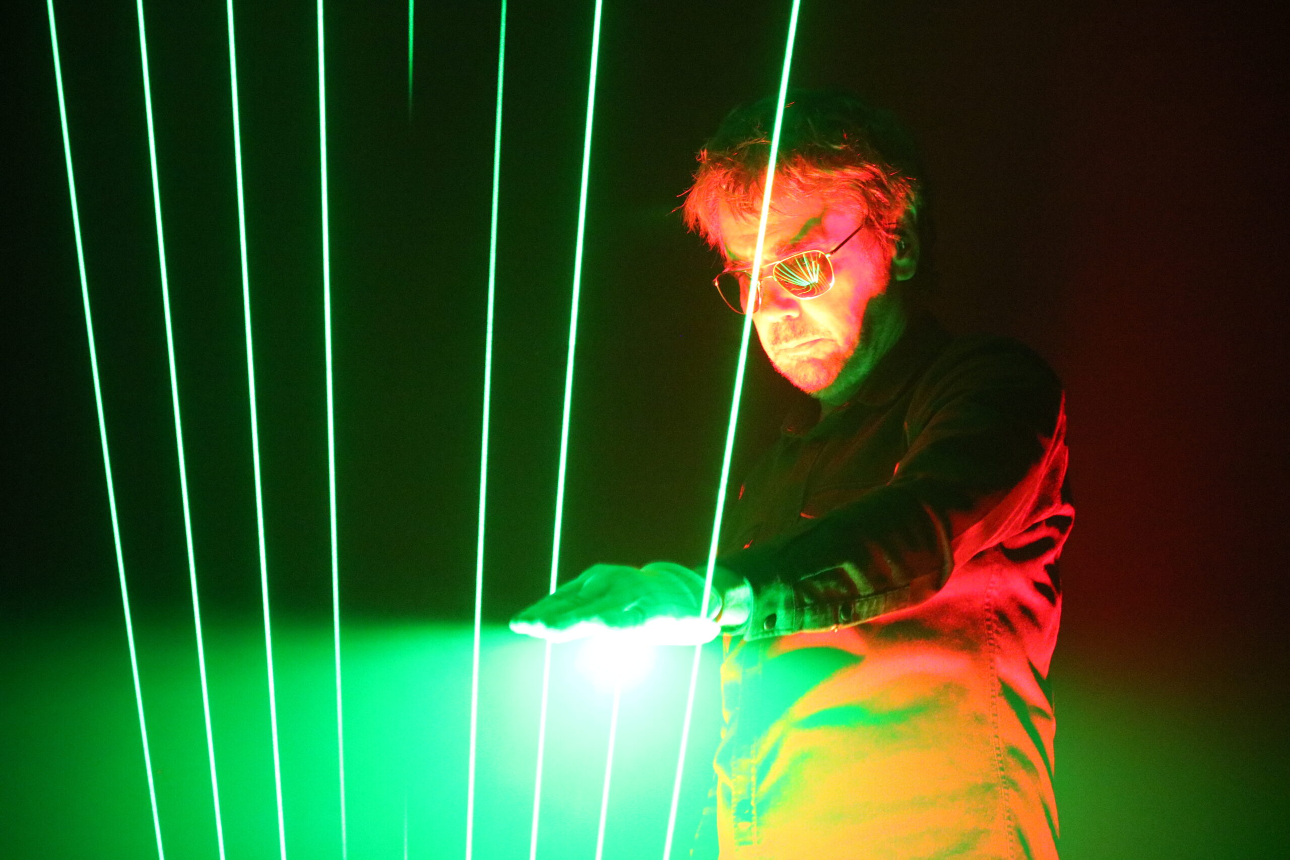 Jarre grający na laserowej harfie (2016), fot. Autorstwa Milan Csaplár - Praca własna, CC BY-SA 4.0, https://commons.wikimedia.org/w/index.php?curid=61160769