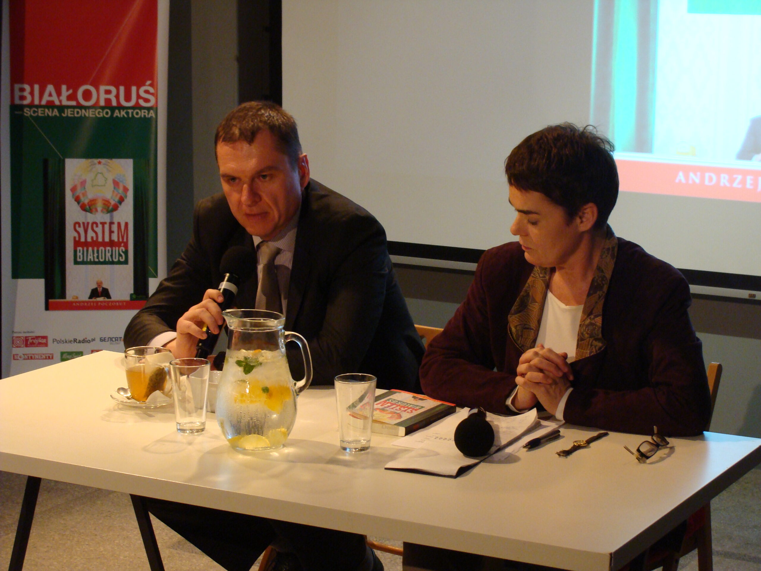 Andrzej Poczobut i Maria Przełomiec podczas prezentacji książki „System Białoruś” w Warszawie (2013), fot. Autorstwa Bladyniec - Praca własna, CC BY-SA 3.0, https://commons.wikimedia.org/w/index.php?curid=29158293