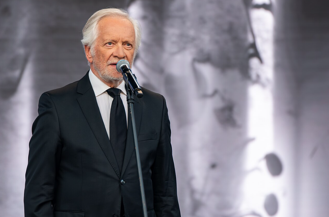 Andrzej Seweryn podczas występu na LXII KFPP w Opolu (2025), fot. Autorstwa Wojciech Pędzich - Praca własna, CC BY 4.0, https://commons.wikimedia.org/w/index.php?curid=168121650