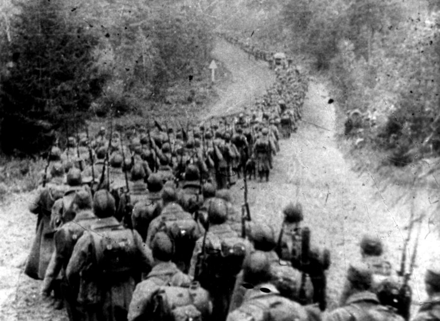 Kolumny piechoty sowieckiej wkraczające do Polski 17.09.1939, fot. Autorstwa Anonimowy – http://karski.muzhp.pl/wojna_17_wrzesnia.html, Domena publiczna, https://commons.wikimedia.org/w/index.php?curid=1398870